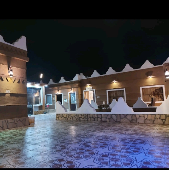 ساحة تراثية بإضاءة ليلية - من أعمال تراث ومقاولات عامة